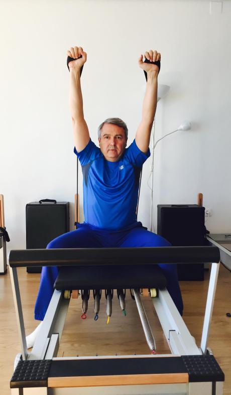 Paco Camarelles en plena acción, siguiendo una clase de Pilates. 