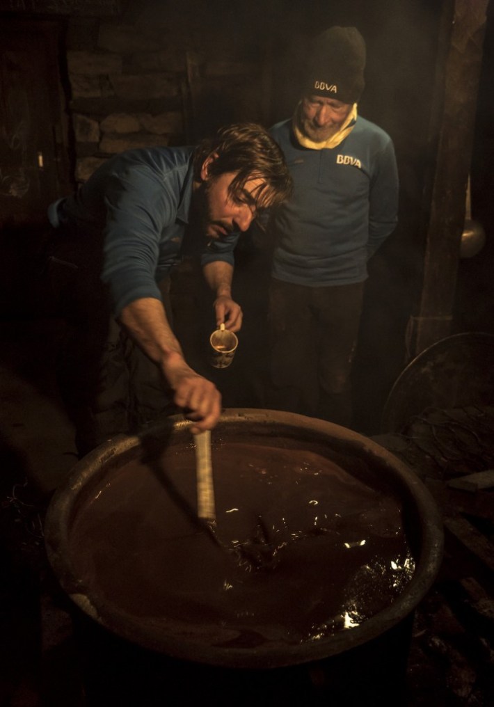 06032015-CS-y-Jordi-Roca-durante-la-chocolatada-en-el-monasterio-de-Lho-715x1024